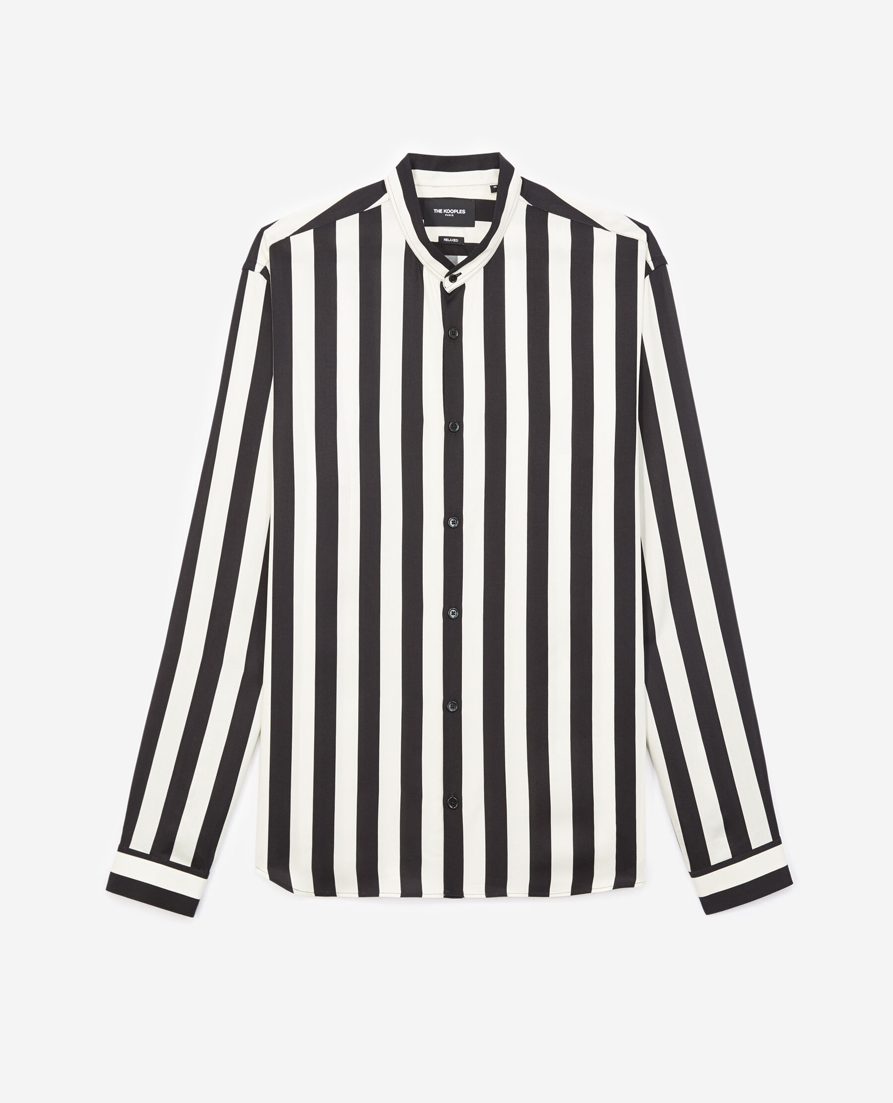 Camisa negra store con cuello blanco