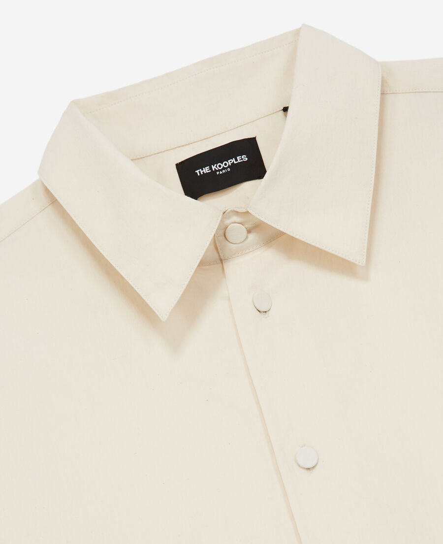 camisa beige gran cuello clásico