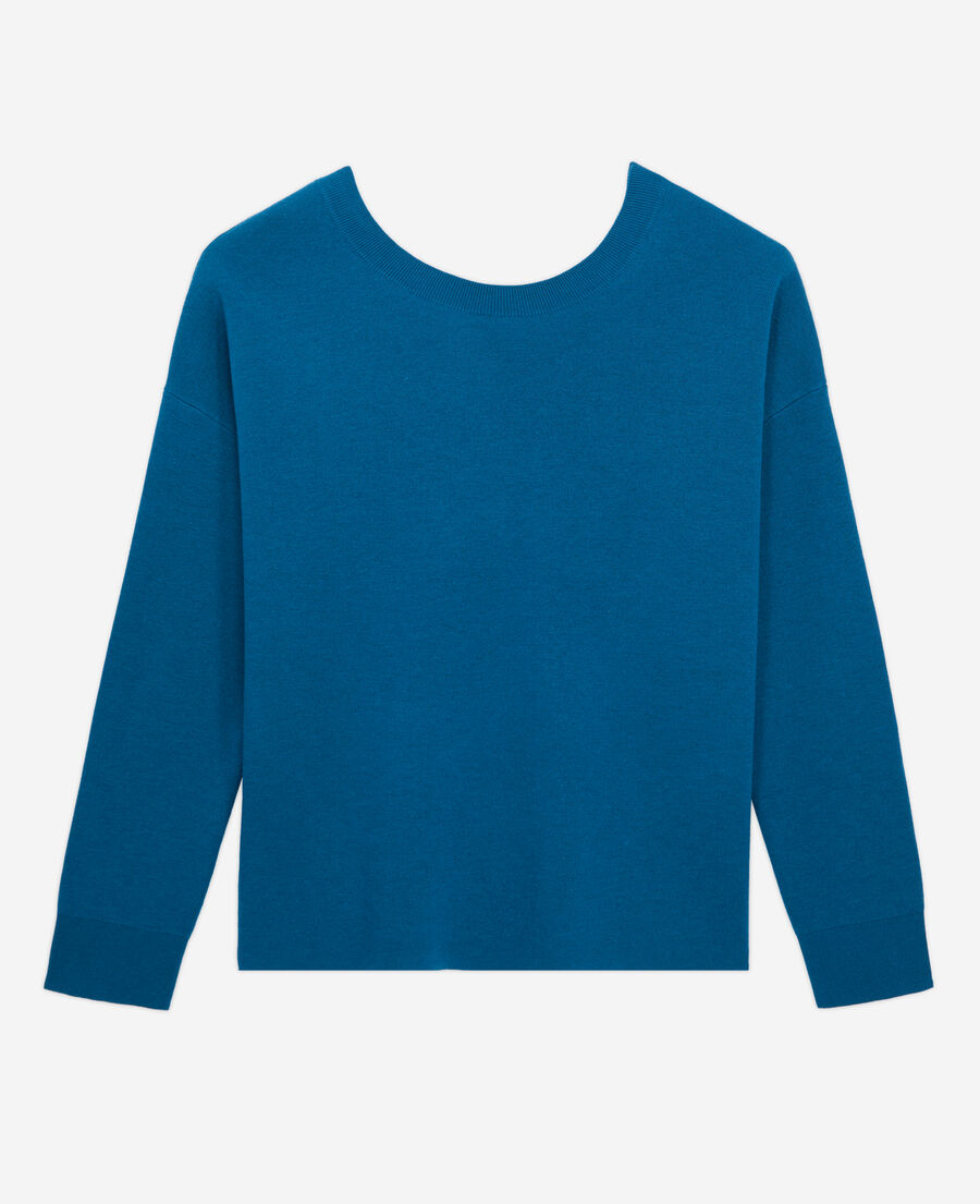 pull bleu avec boutonnage dans le dos