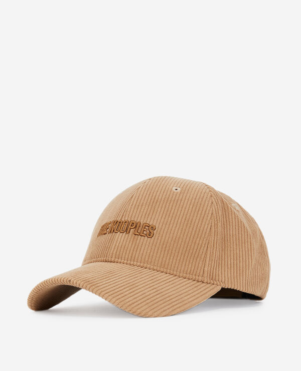 gorra marrón terciopelo acanalado