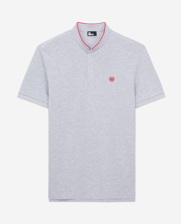 graues poloshirt mit offizierskragen