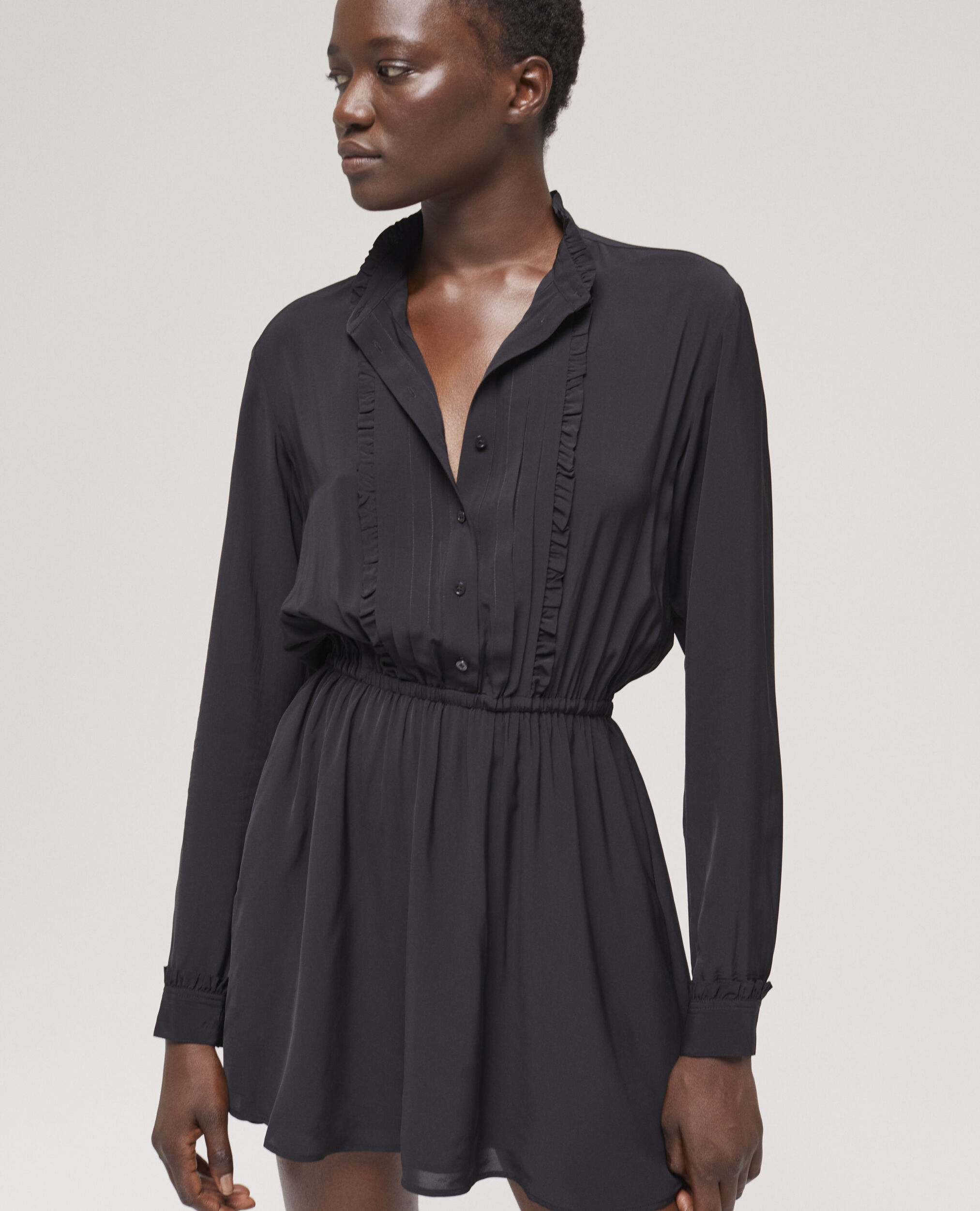 Kurzes, schwarzes Kleid mit tiefem Ausschnitt, BLACK, hi-res image number null