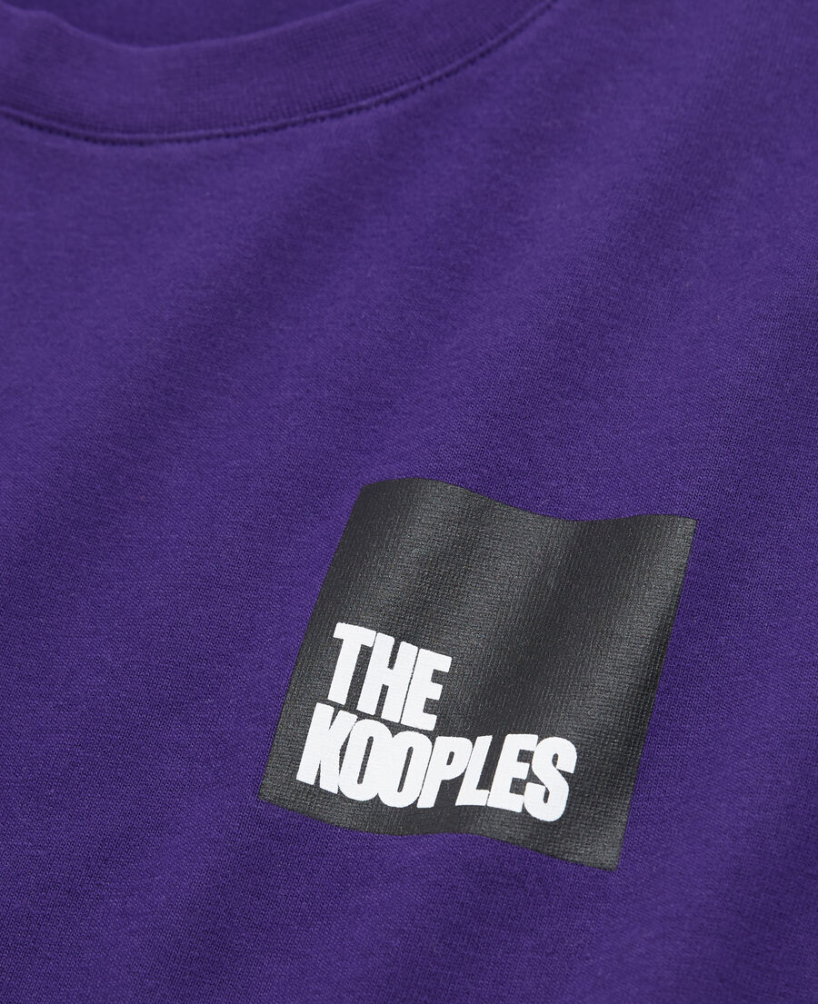 camiseta logotipo violeta para hombre