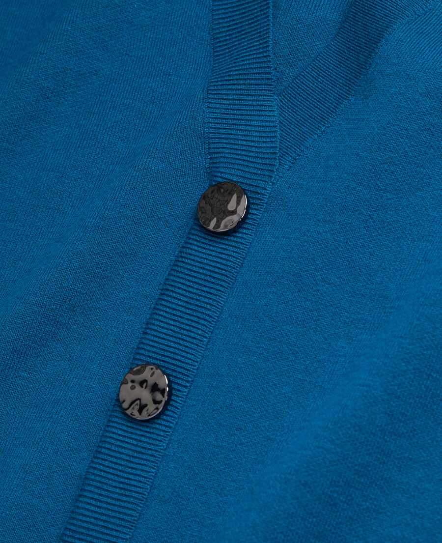 pull bleu avec boutonnage dans le dos