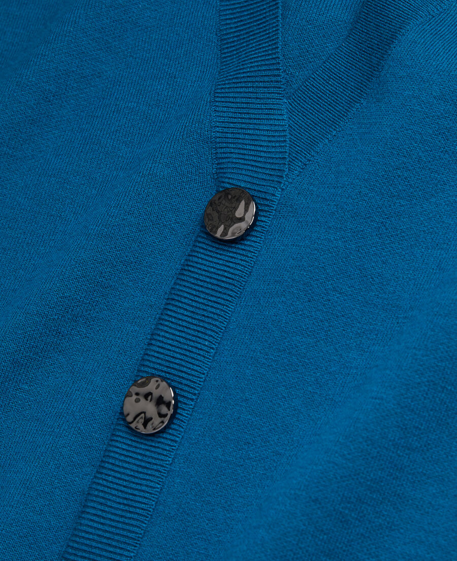 blauer pullover mit knopfleiste am rücken