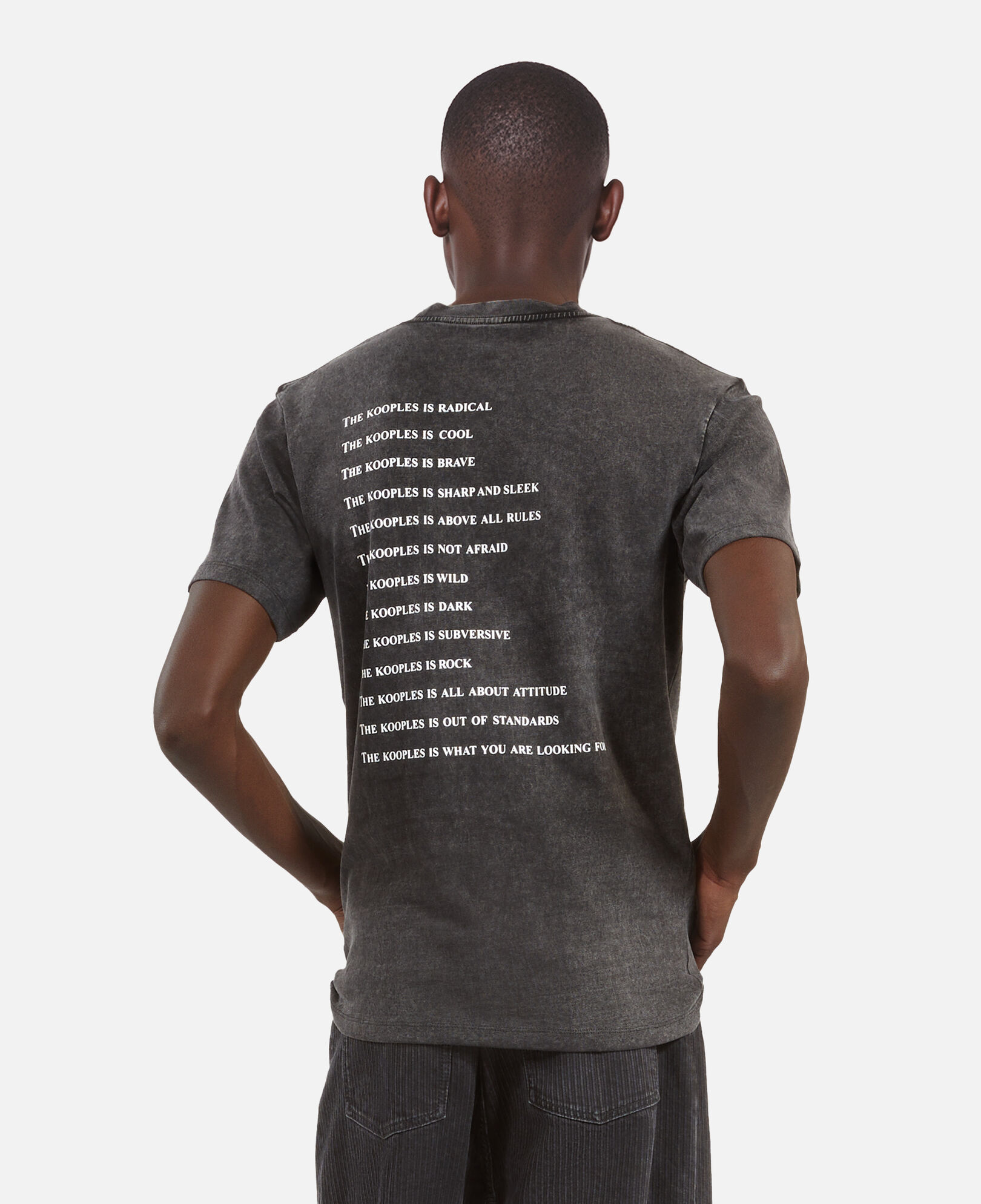 The Kooples HERREN BLACK WASHED schwarzes t-shirt mit „what is“-schriftzug