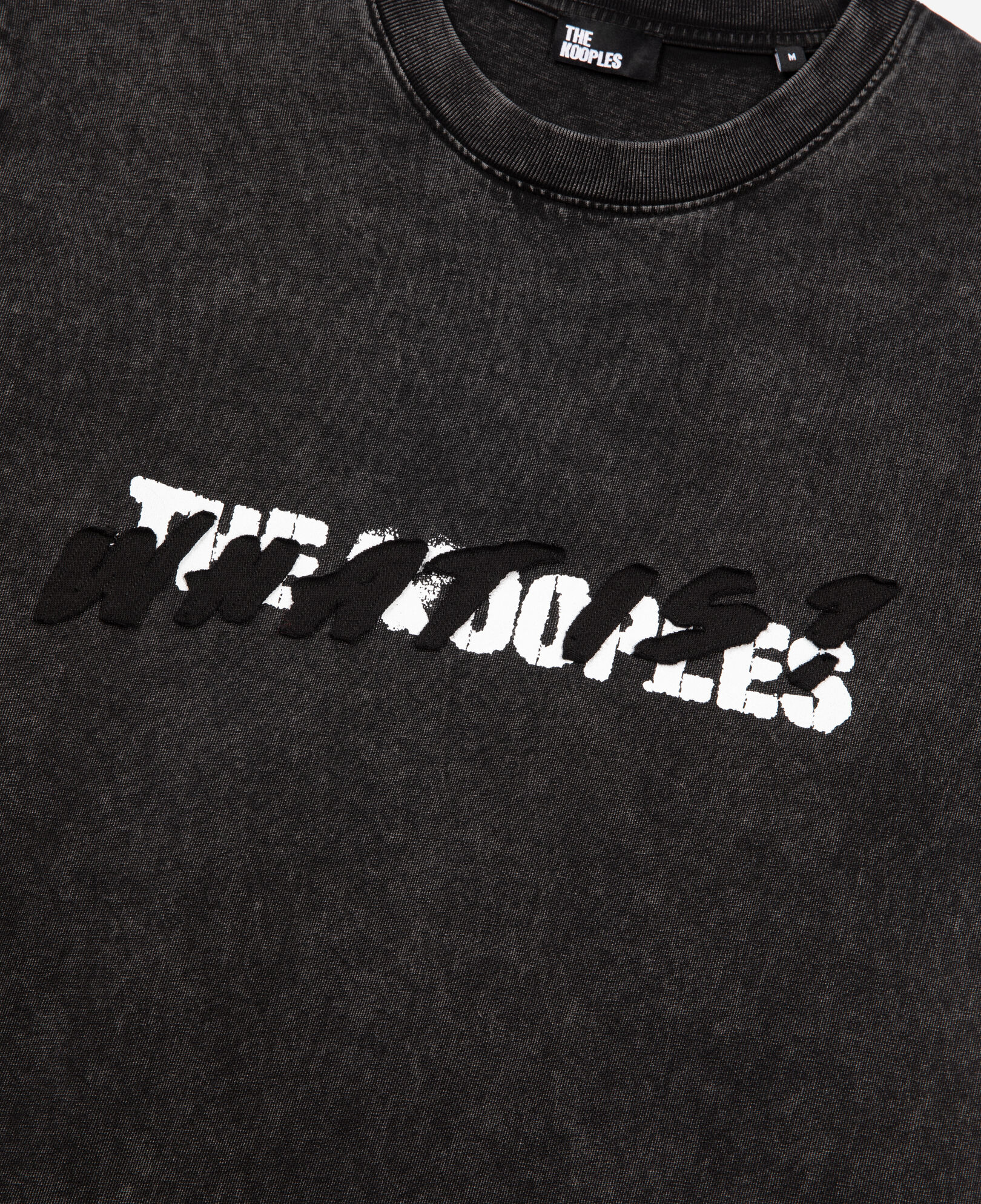 The Kooples HERREN BLACK WASHED schwarzes t-shirt mit „what is“-schriftzug