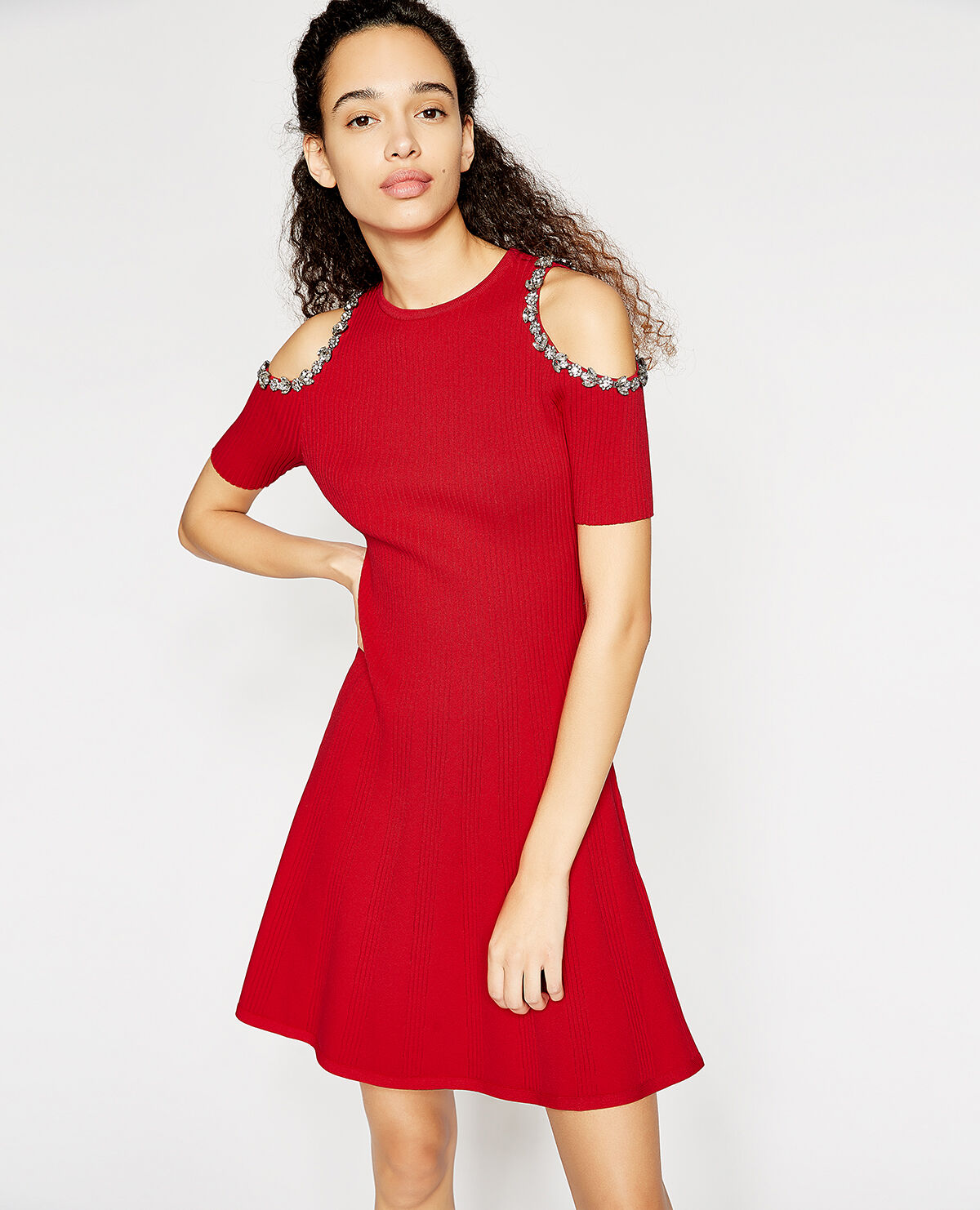 Robe maille rouge bijoux
