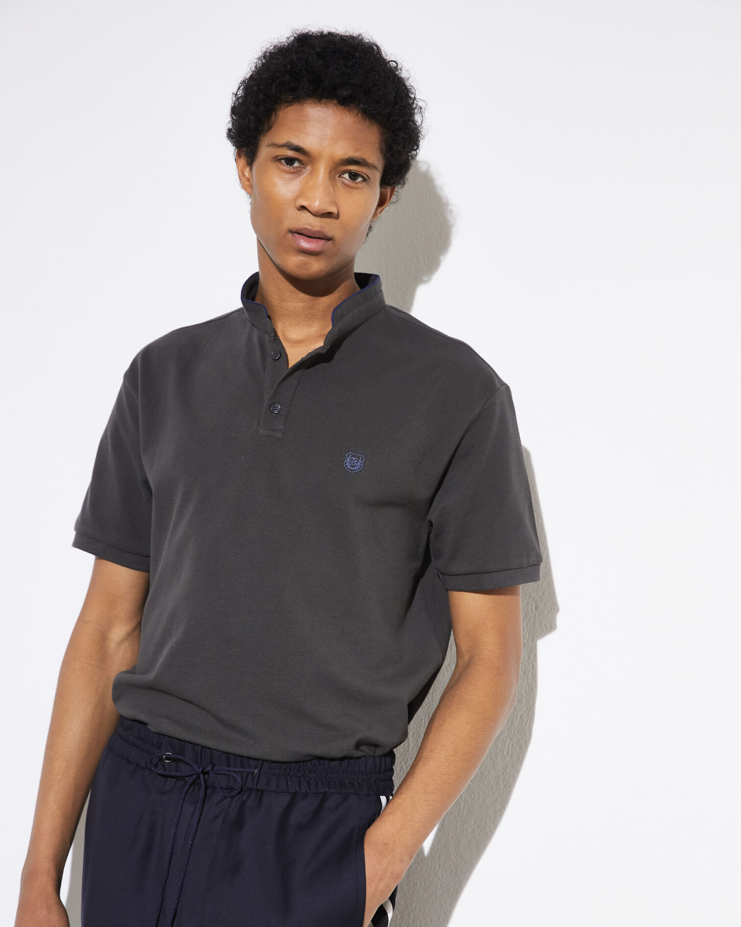 Collarless khaki polo shirt with piping and blue embroidery, DEEP KAKI / DEEP SEA BLUE, hi-res image number null