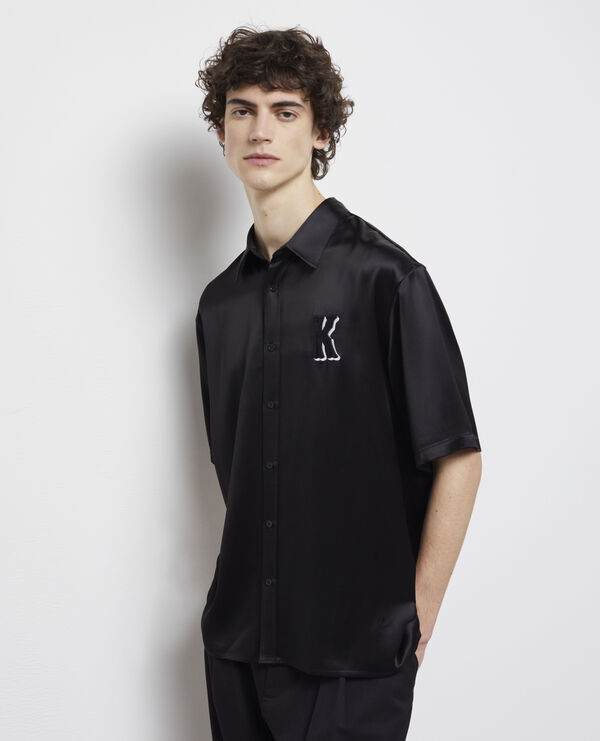 camisa informal negra bordados