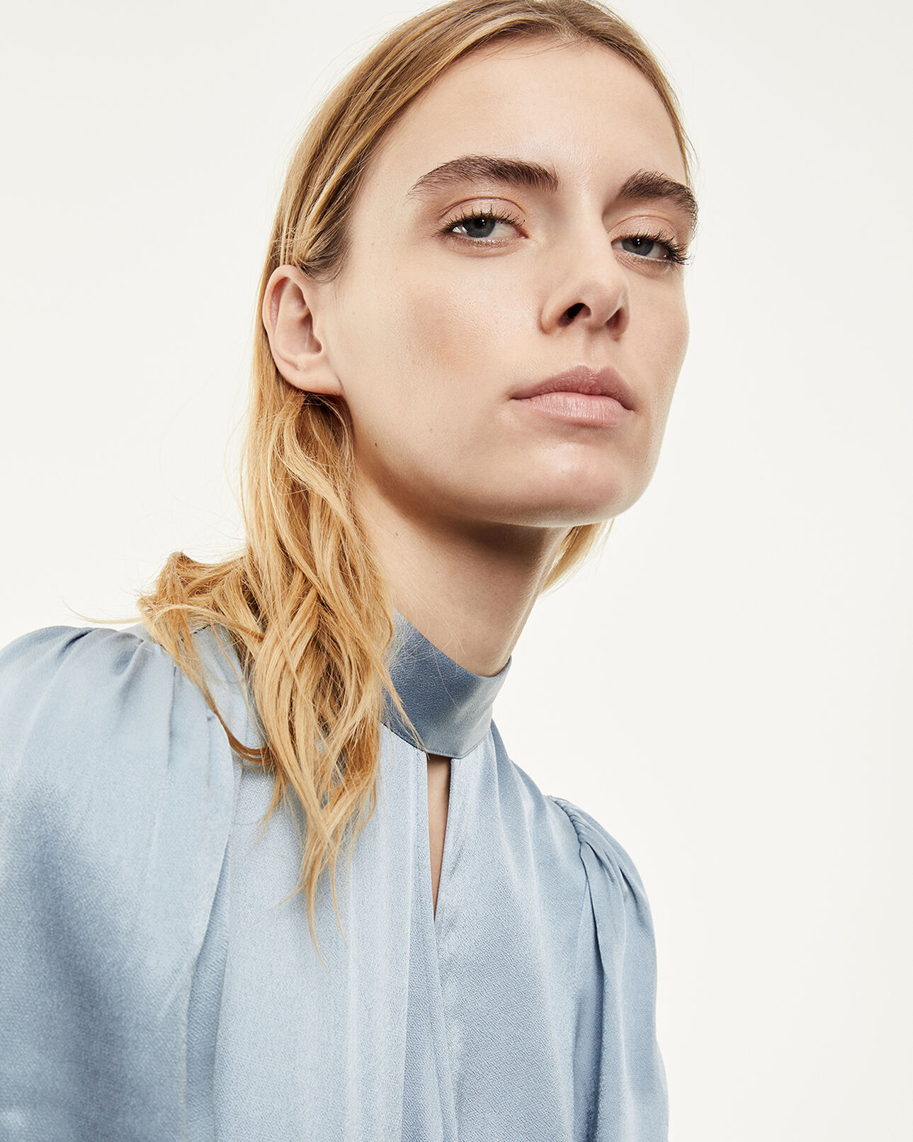The Kooples FEMME BLUE robe courte bleu ciel satinée à découpe