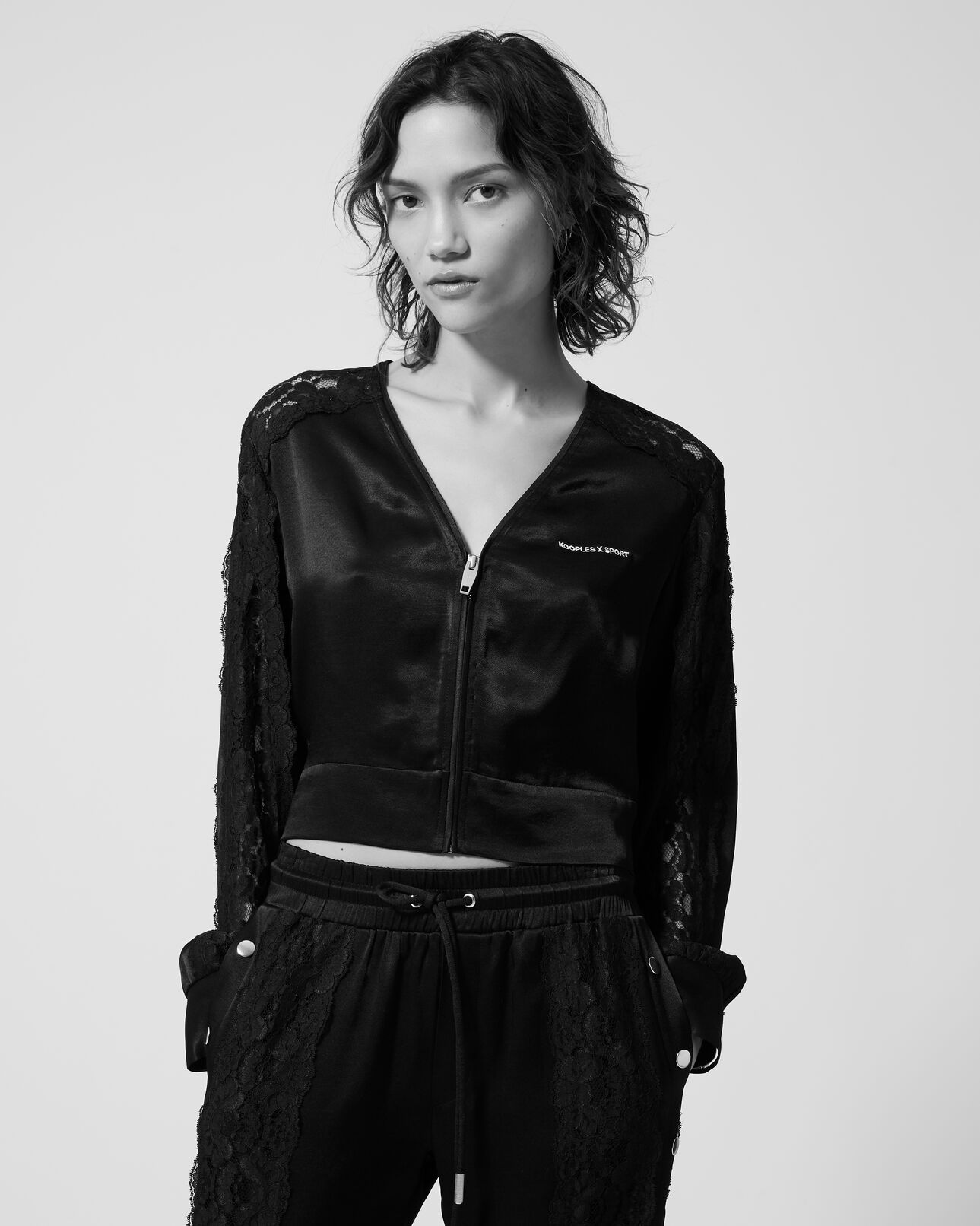 The Kooples MUJER BLACK chaqueta satén negra cremallera encaje