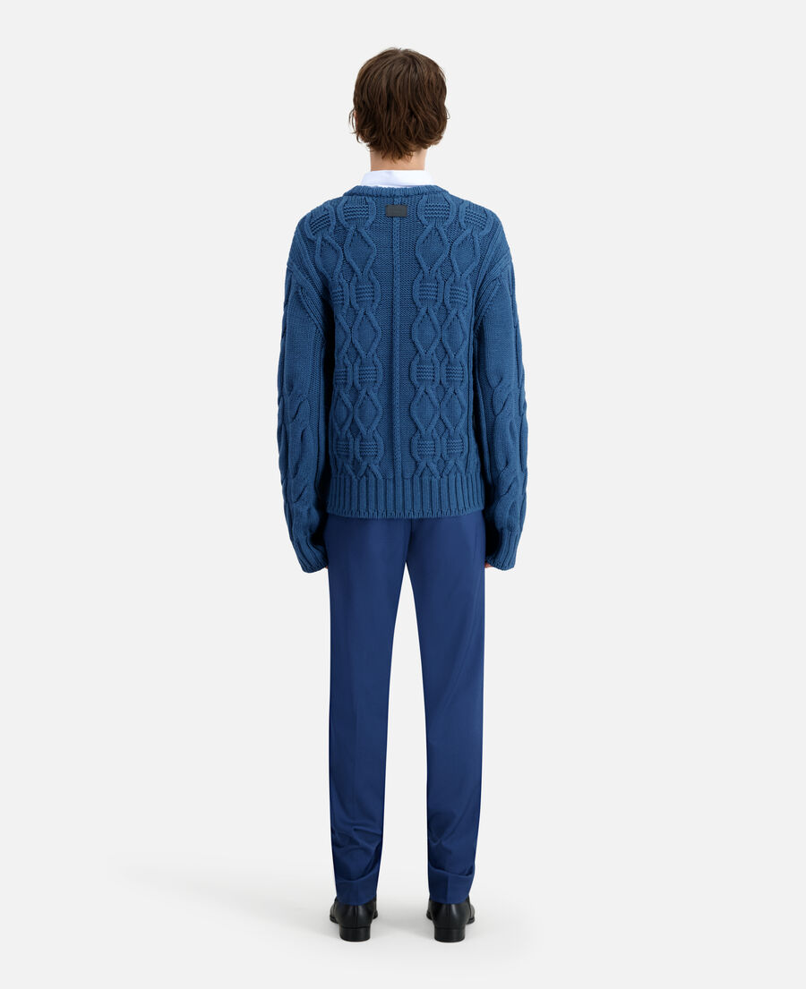 blauer pullover aus wolle mit zopfmuster