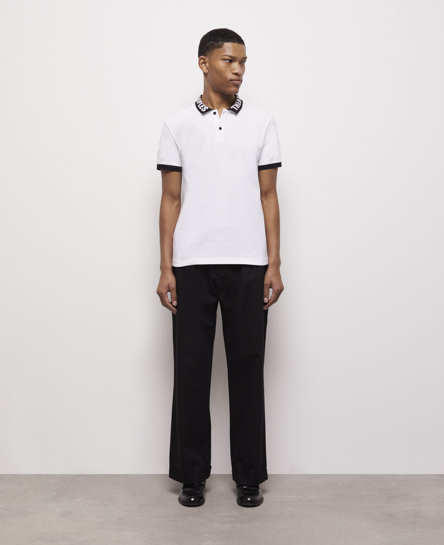 weißes poloshirt mit logo am kragen