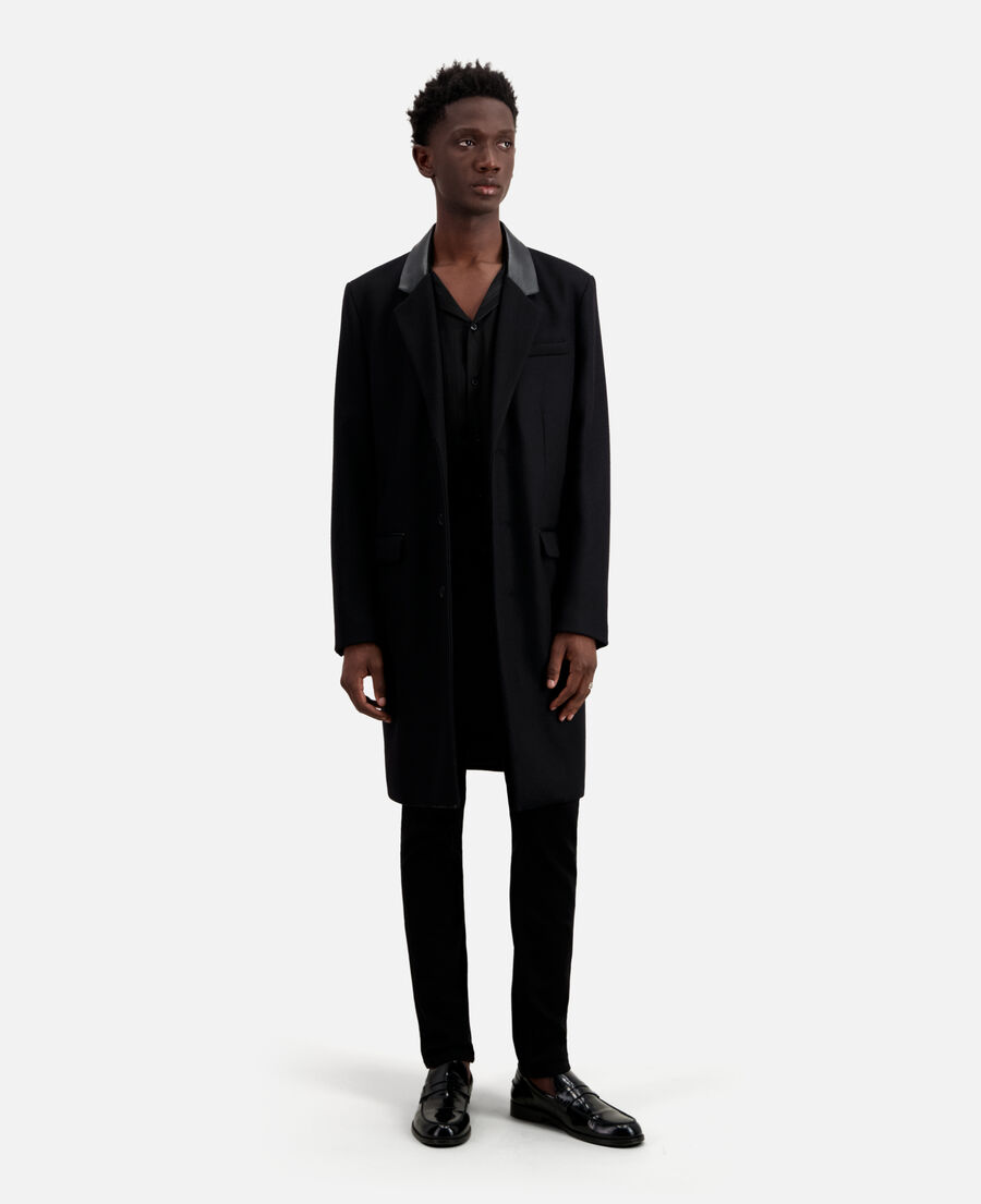 langer schwarzer mantel aus wolle mit details