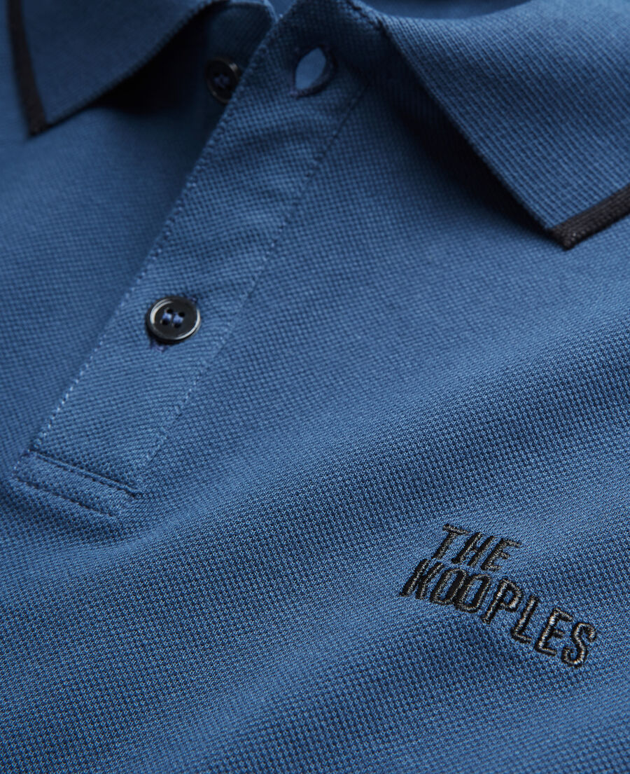 klassisches marineblaues poloshirt