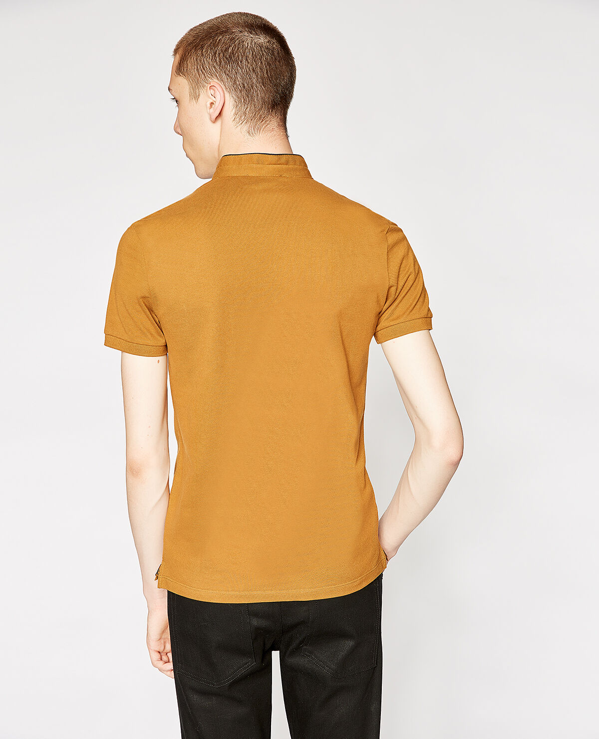 Polo coton jaune moutarde d tails bleu marine