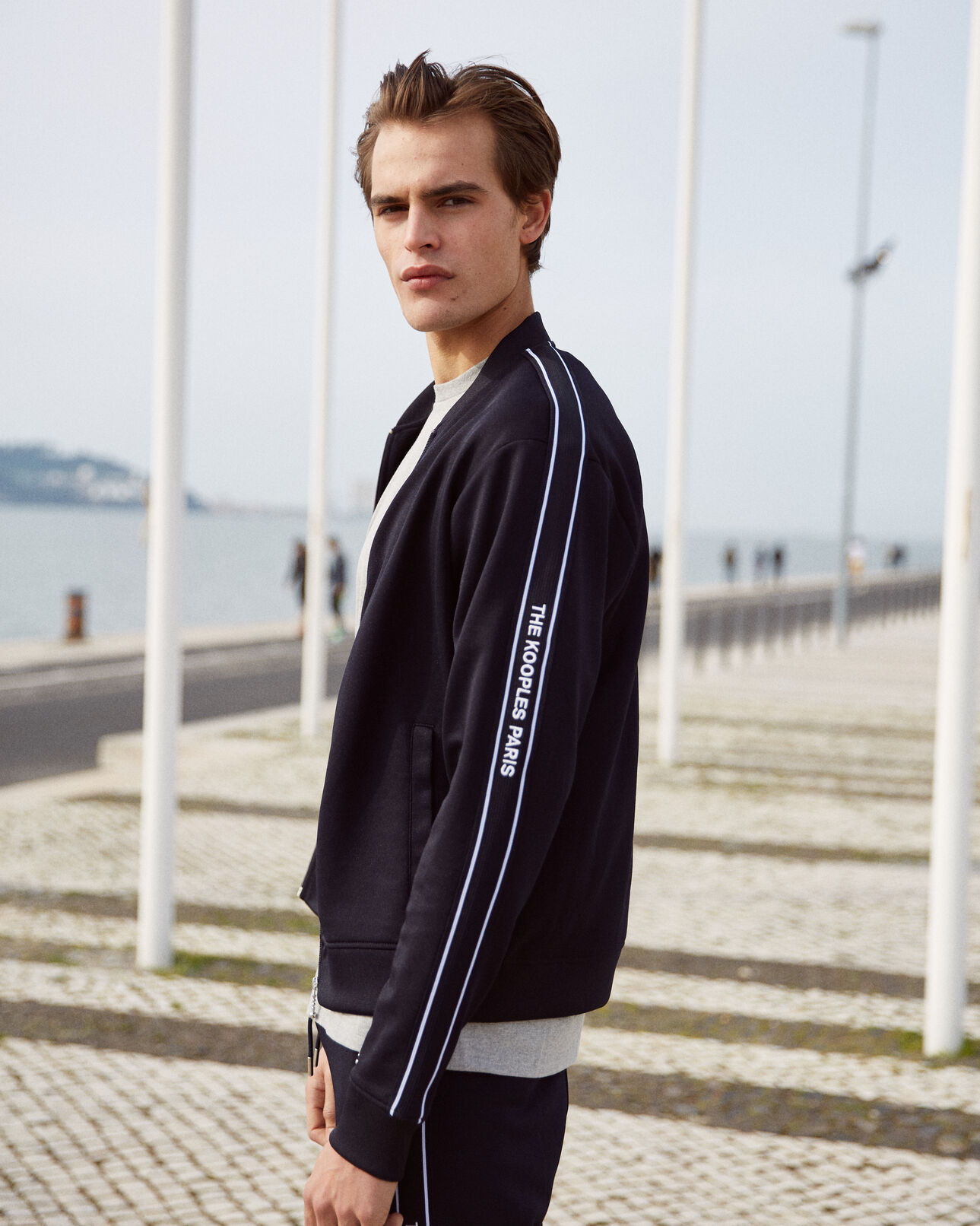 The Kooples HOMME NAVY sweat zippé bleu marine à col teddy et bande avec logo