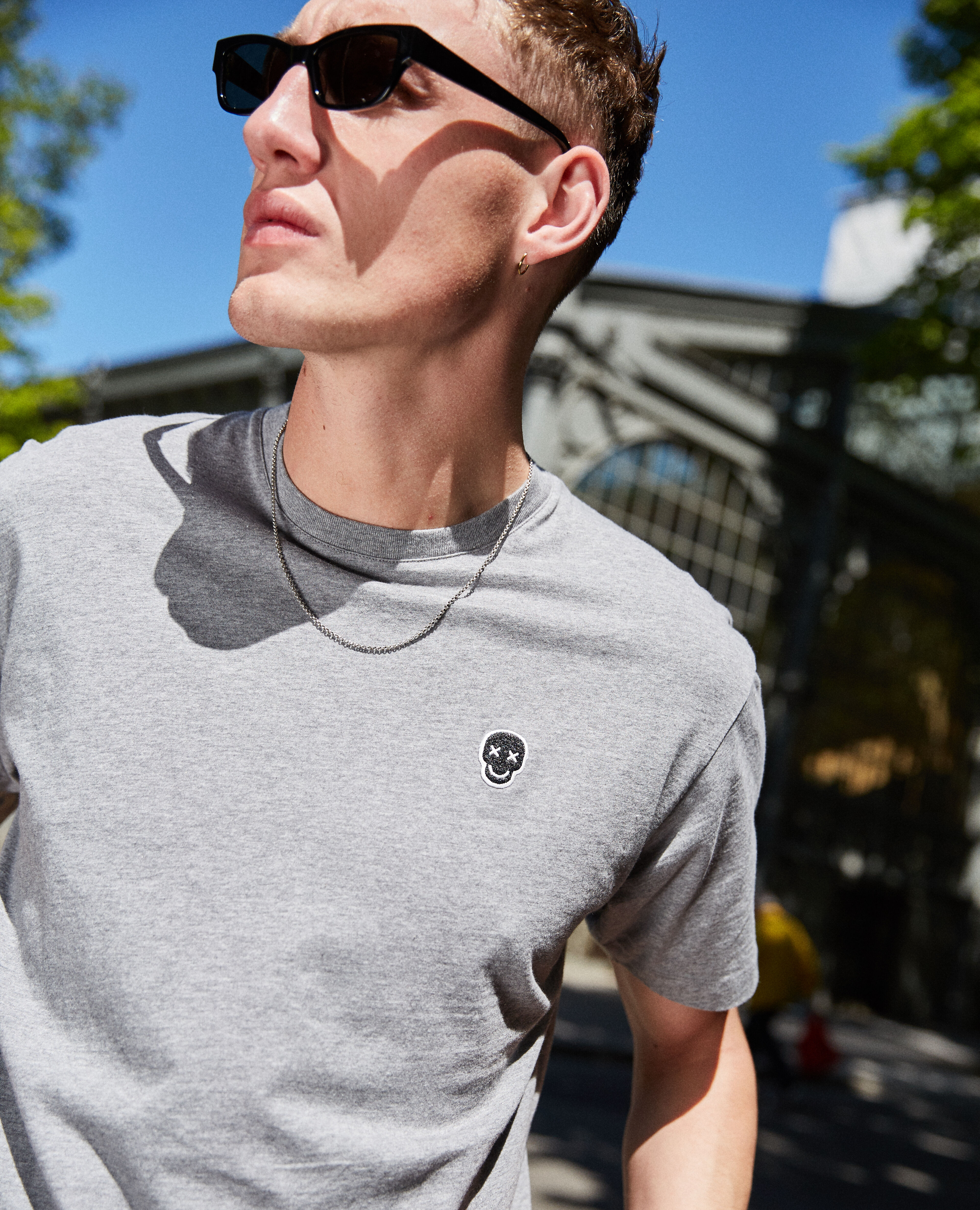 T shirt coton gris badge t te de mort The Kooples