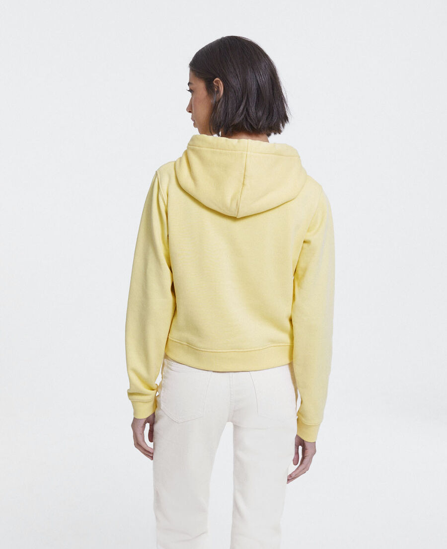 gelbes kapuzensweatshirt mit dreifach-logo