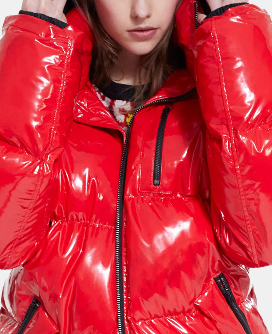 The Kooples DAMEN RED rote oversize-daunenjacke aus vinyl mit riemchen und the kooples-logo