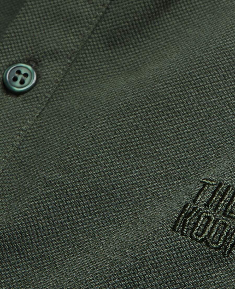 grünes poloshirt