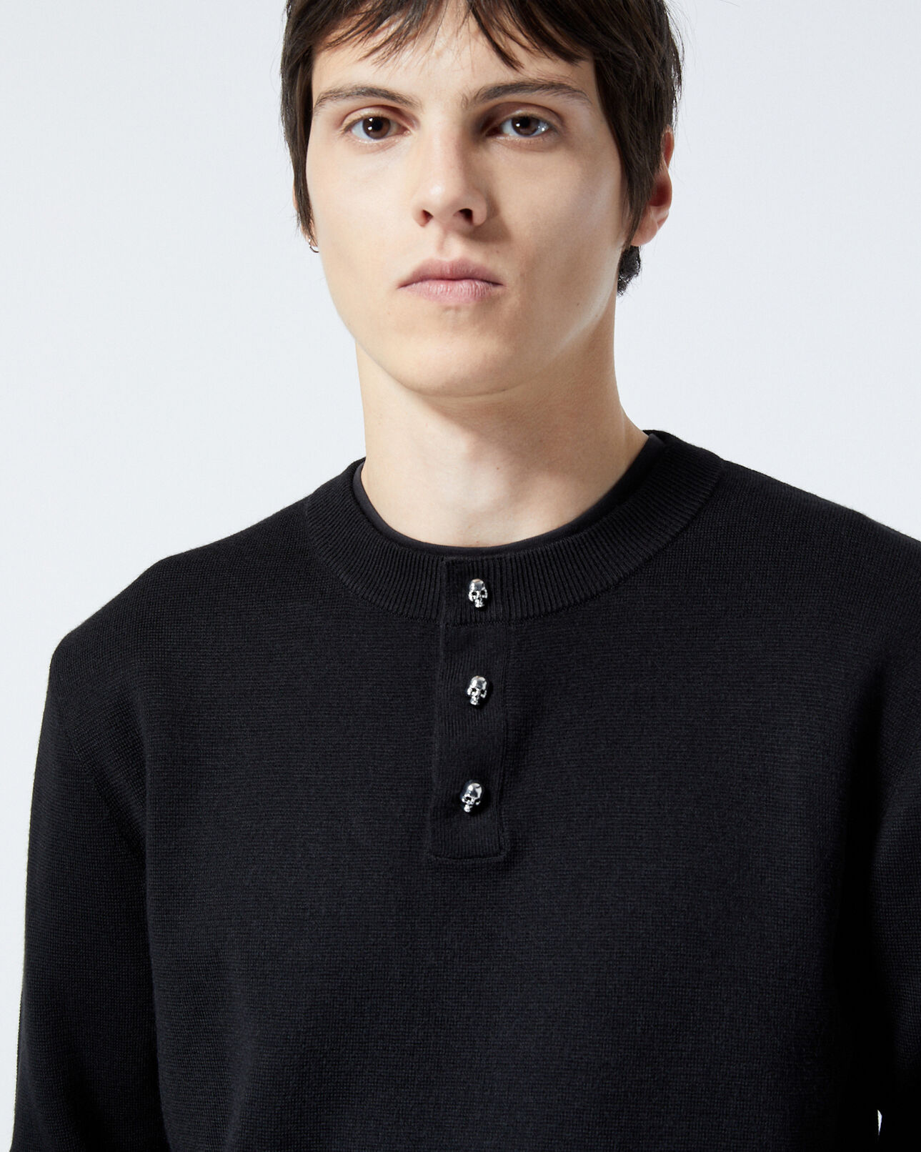 The Kooples HOMME BLACK pull laine noir à boutons tête de mort
