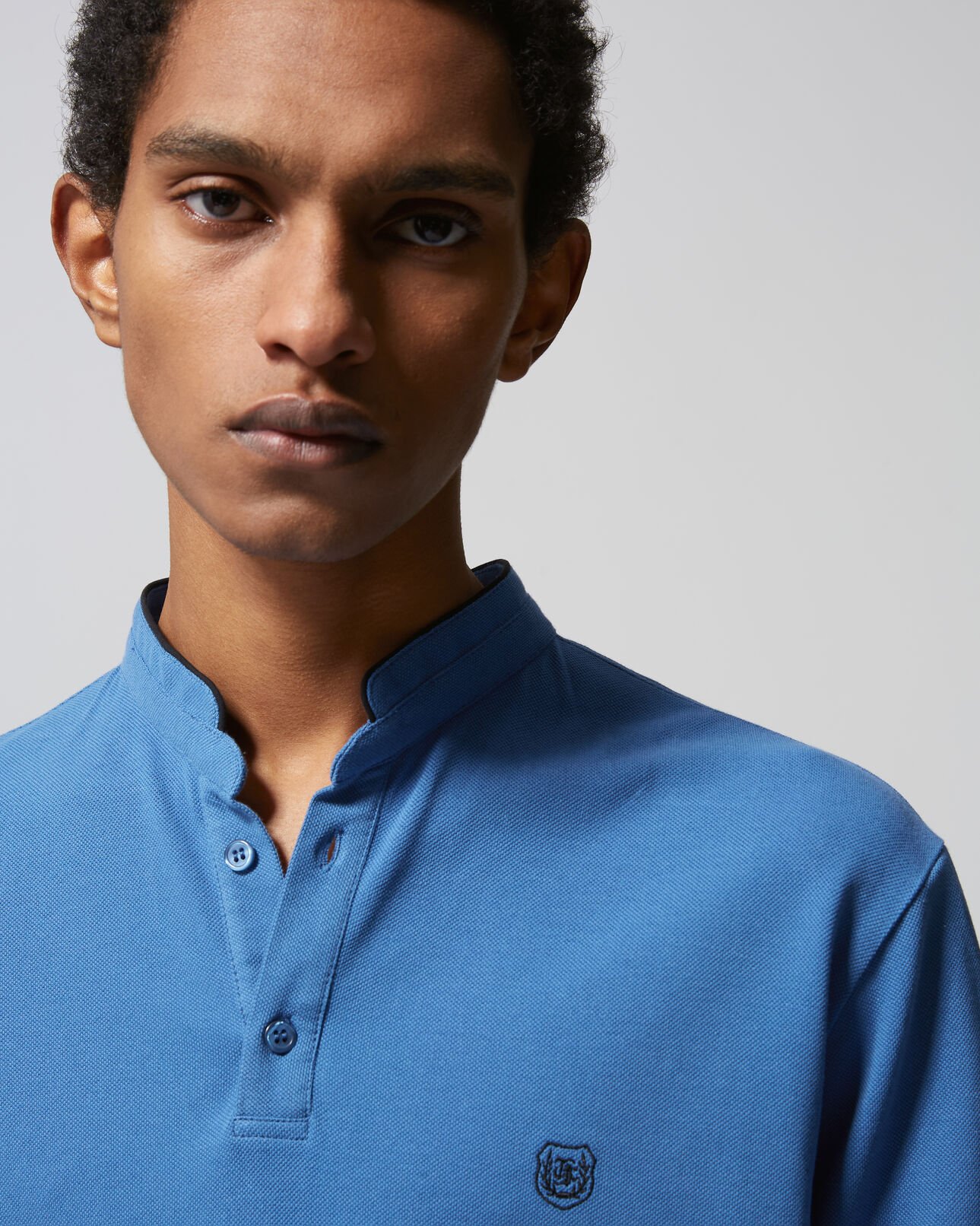 The Kooples HOMME AZUR / BLACK NAVY polo bleu clair col officier slim