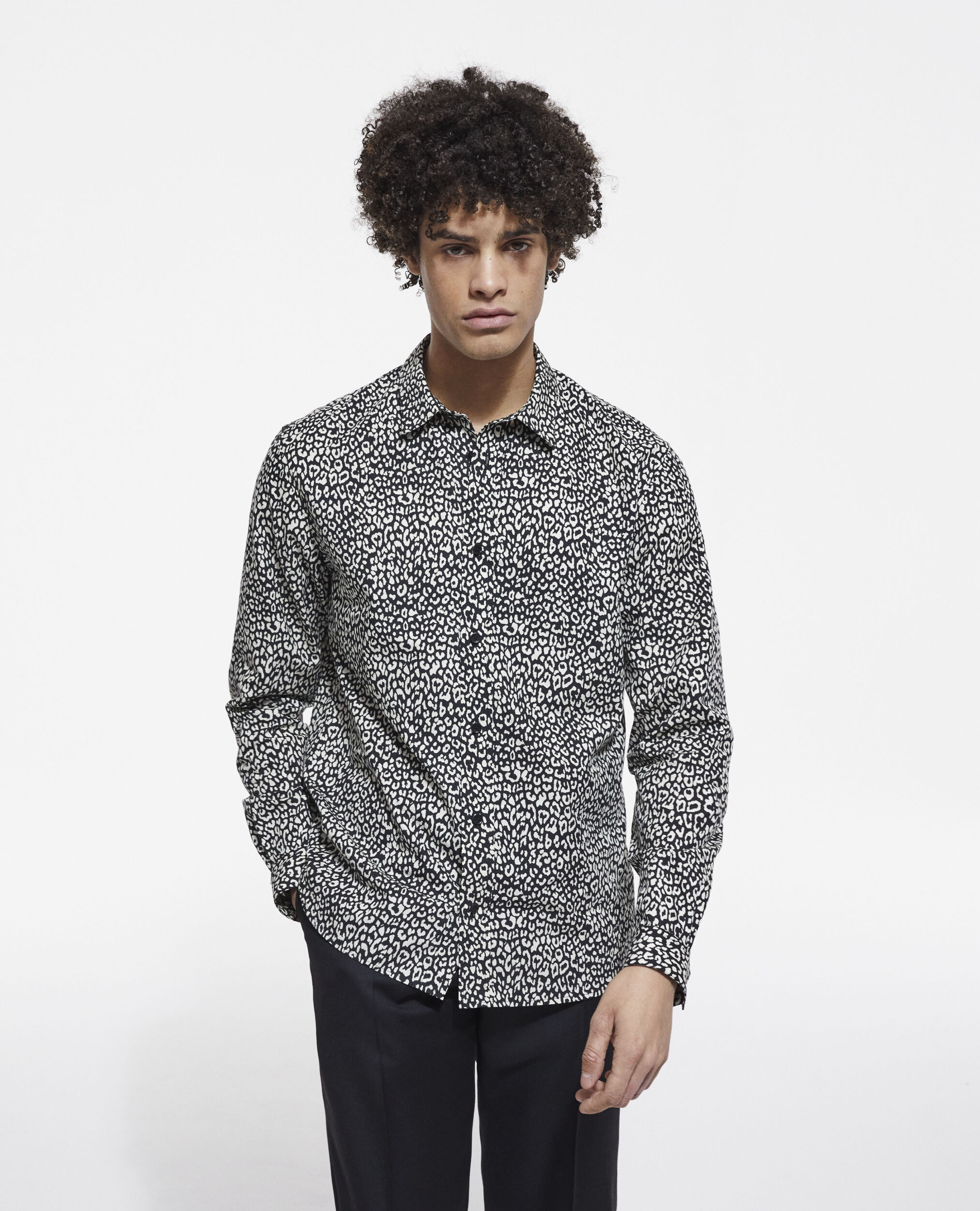 Camisa negra con leopardos sales