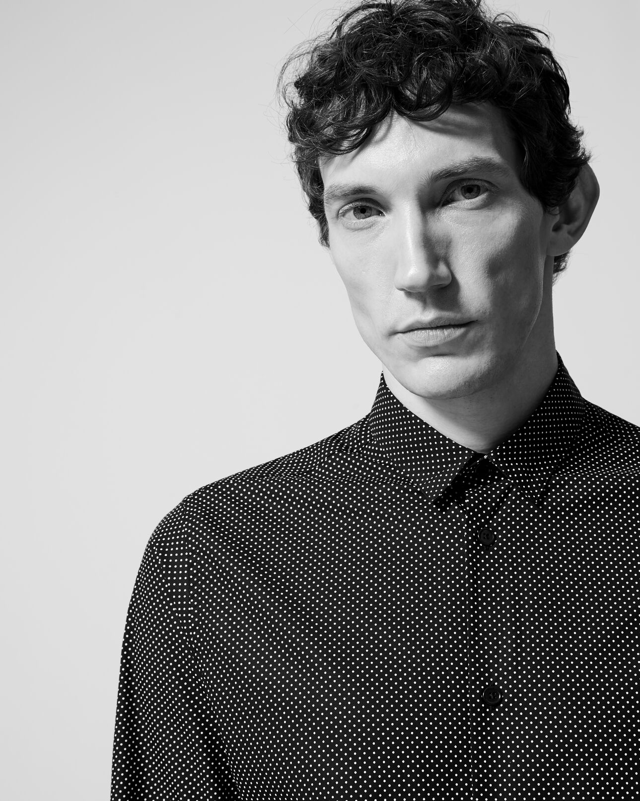 The Kooples HOMME BLACK WHITE chemise noire à imprimé pois blancs