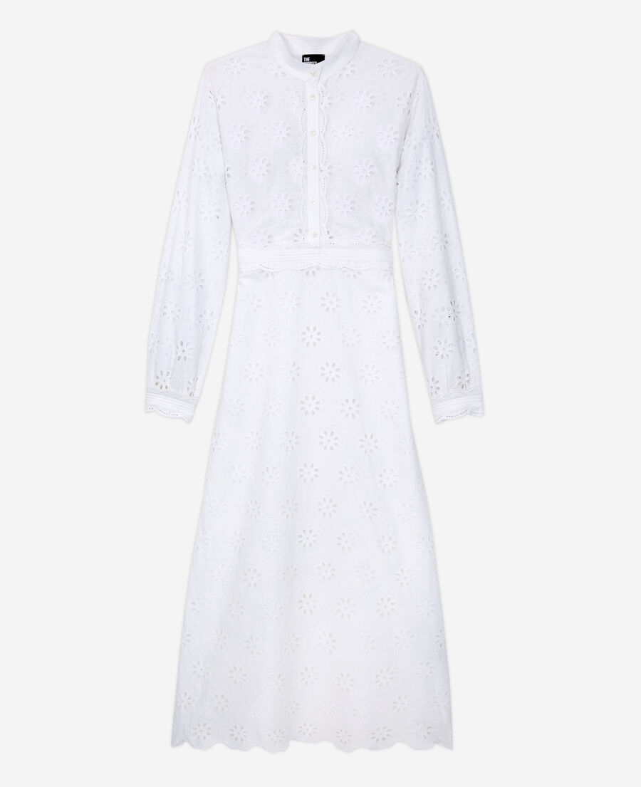 langes, weißes kleid mit englischer stickerei