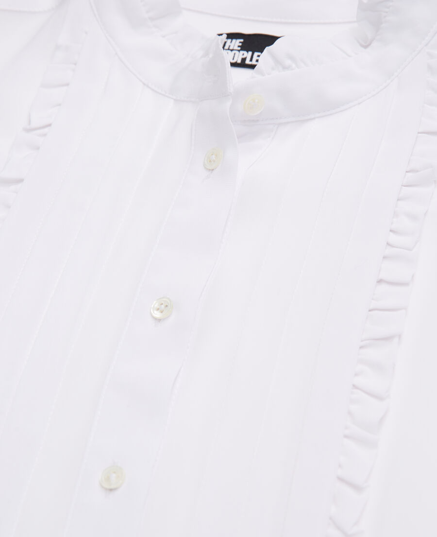 fließendes, weißes hemd