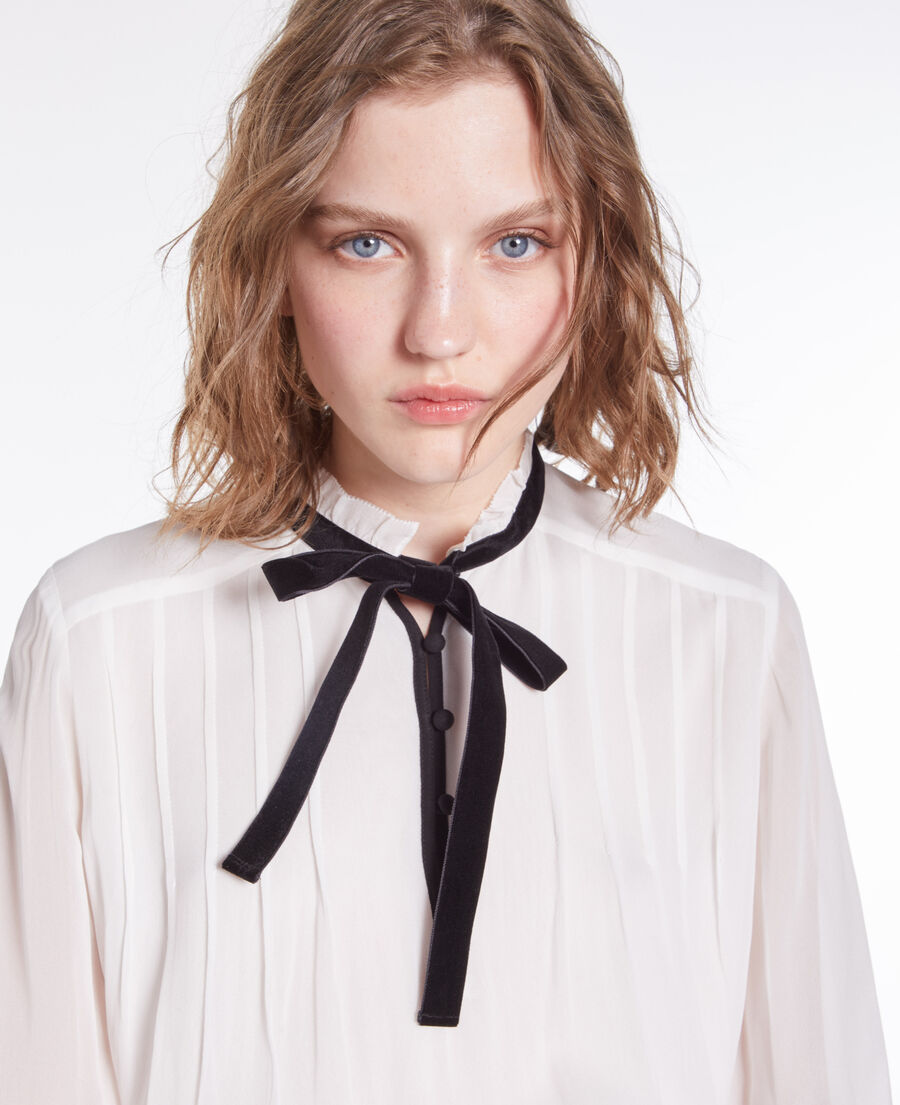 ecrufarbenes top mit veloursdetail