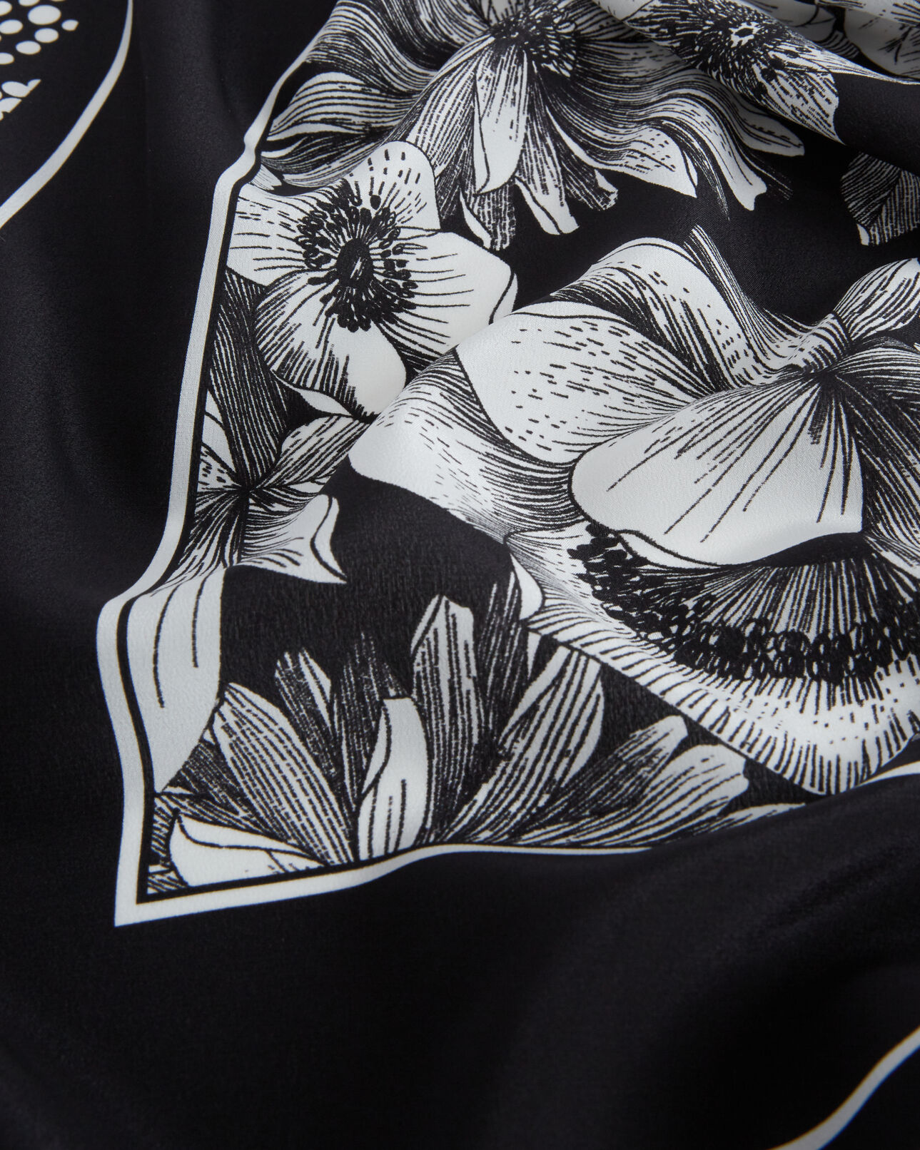 The Kooples MIXTA BLACK WHITE fular de seda estampado