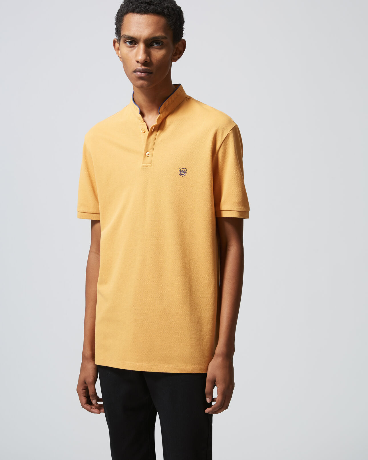 The Kooples HOMME HONEY YELL / MIDNIGHT BLU polo coton jaune col officier bord bleu