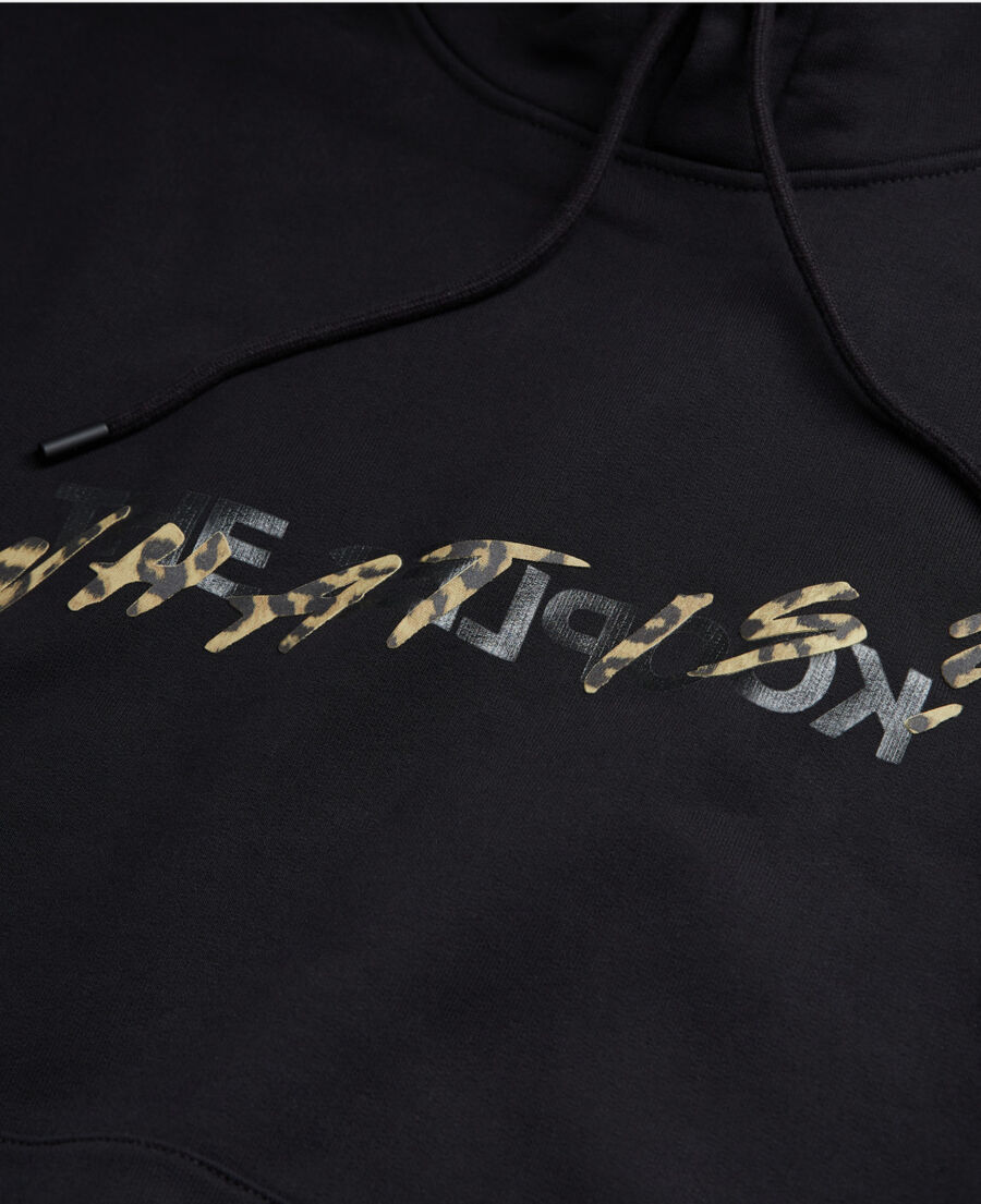 schwarzes sweatshirt mit leopardenmuster und "what is"-schriftzug