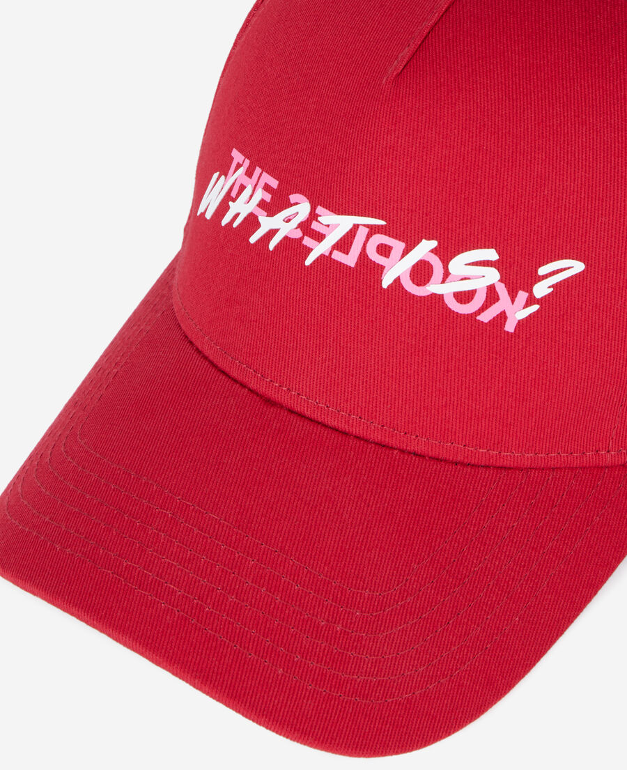 rote kappe mit „what is“-schriftzug
