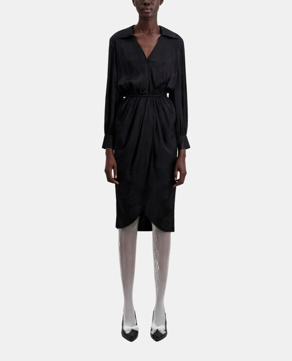 halblanges schwarzes kleid mit blumenmotiv