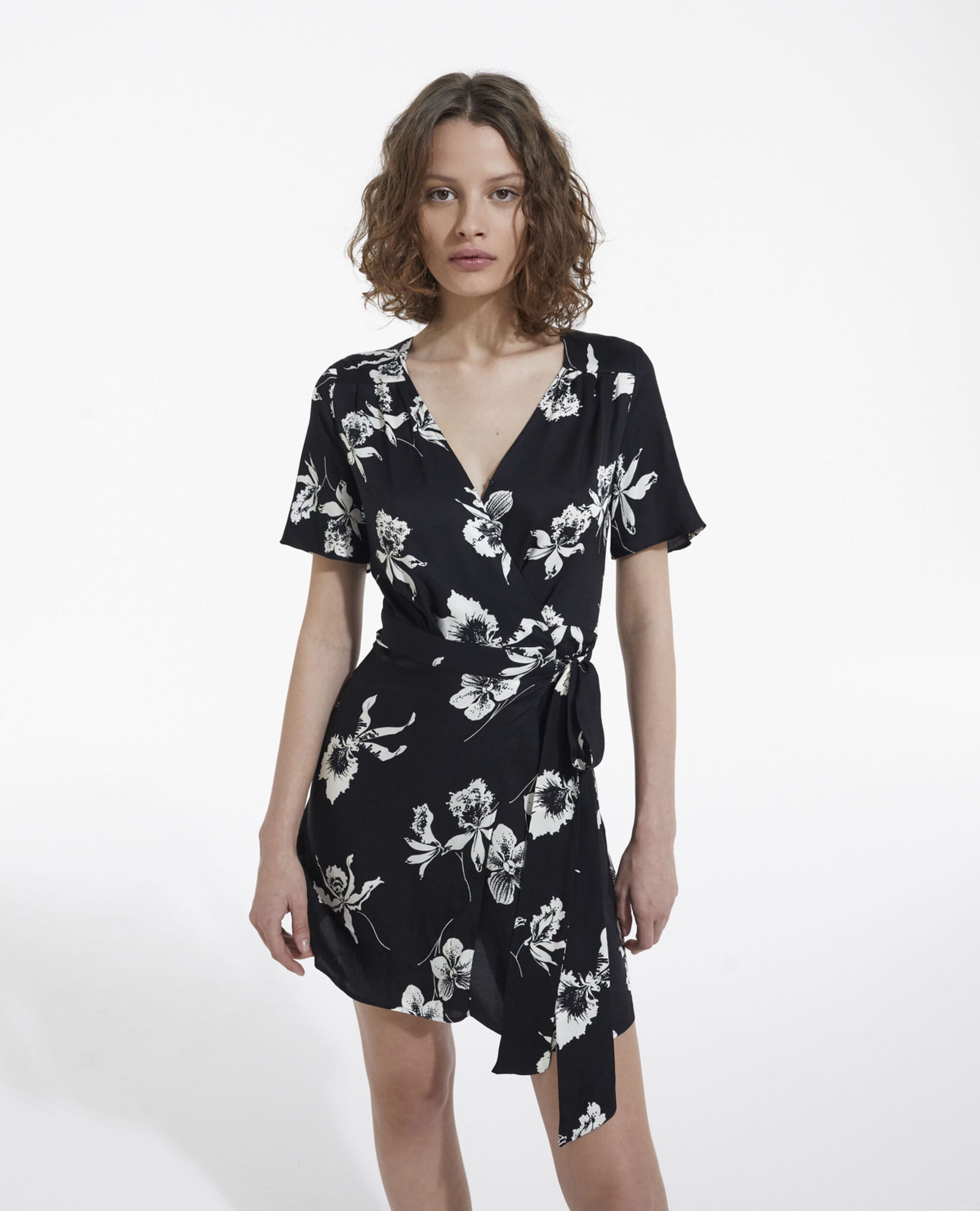 Kurzes Kleid mit Blumenmuster, BLACK, hi-res image number null