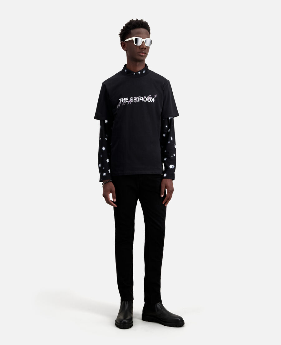 schwarzes t-shirt mit „what is“-strassbesatz