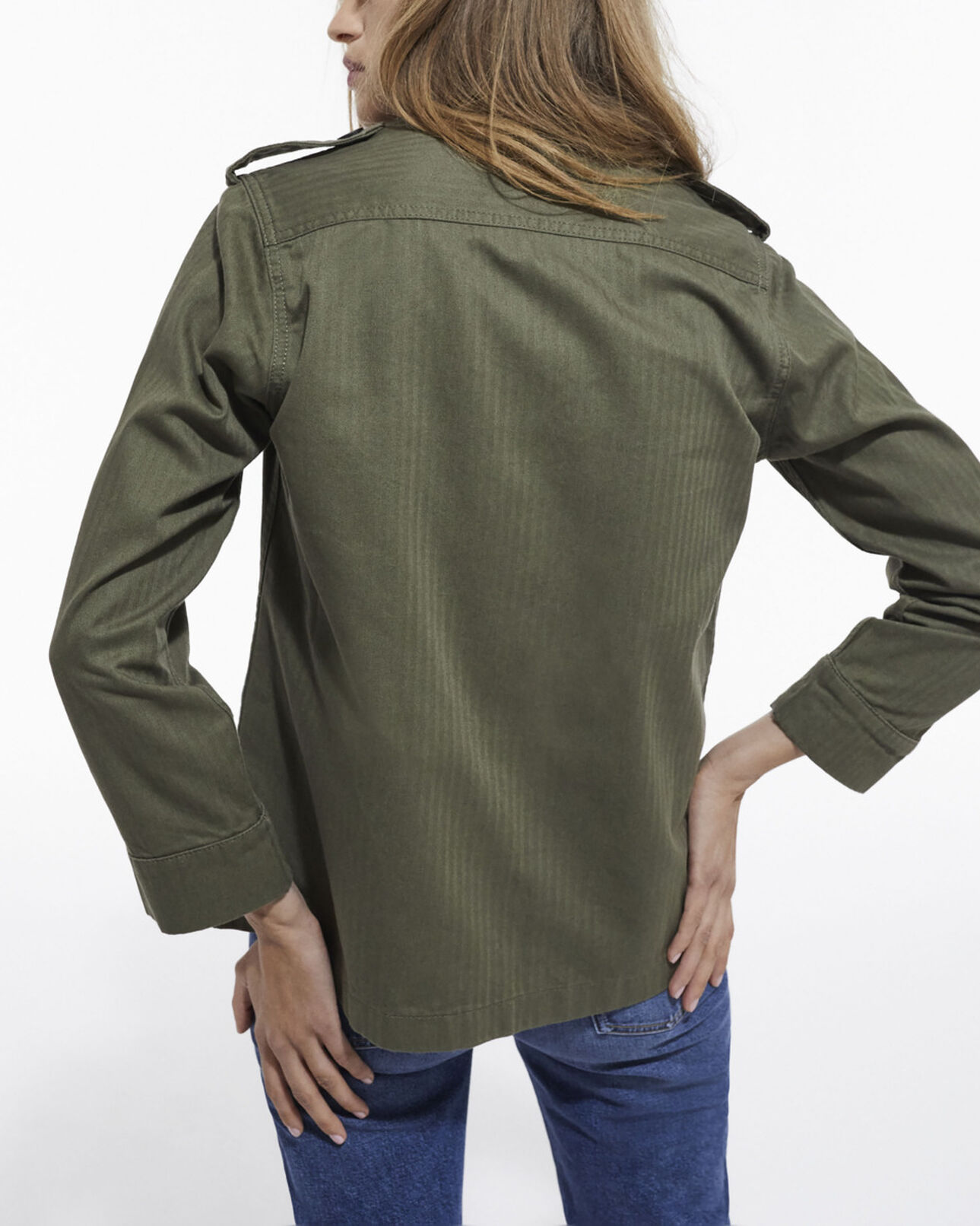 The Kooples DAMEN OLIVE NIGHT khakifarbenes jackenhemd mit leopardenfutter