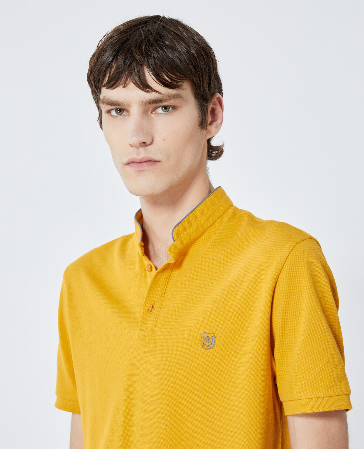 Camisa polo amarilla outlet