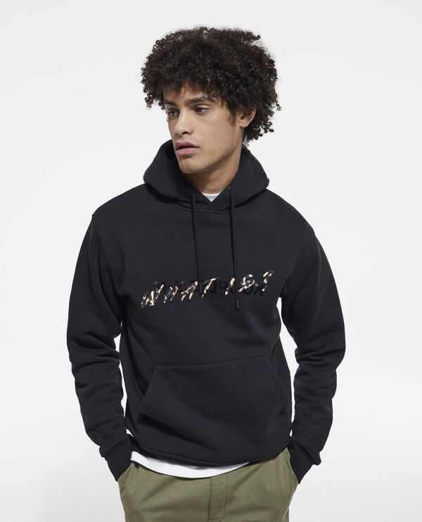 schwarzes sweatshirt mit leopardenmuster und "what is"-schriftzug
