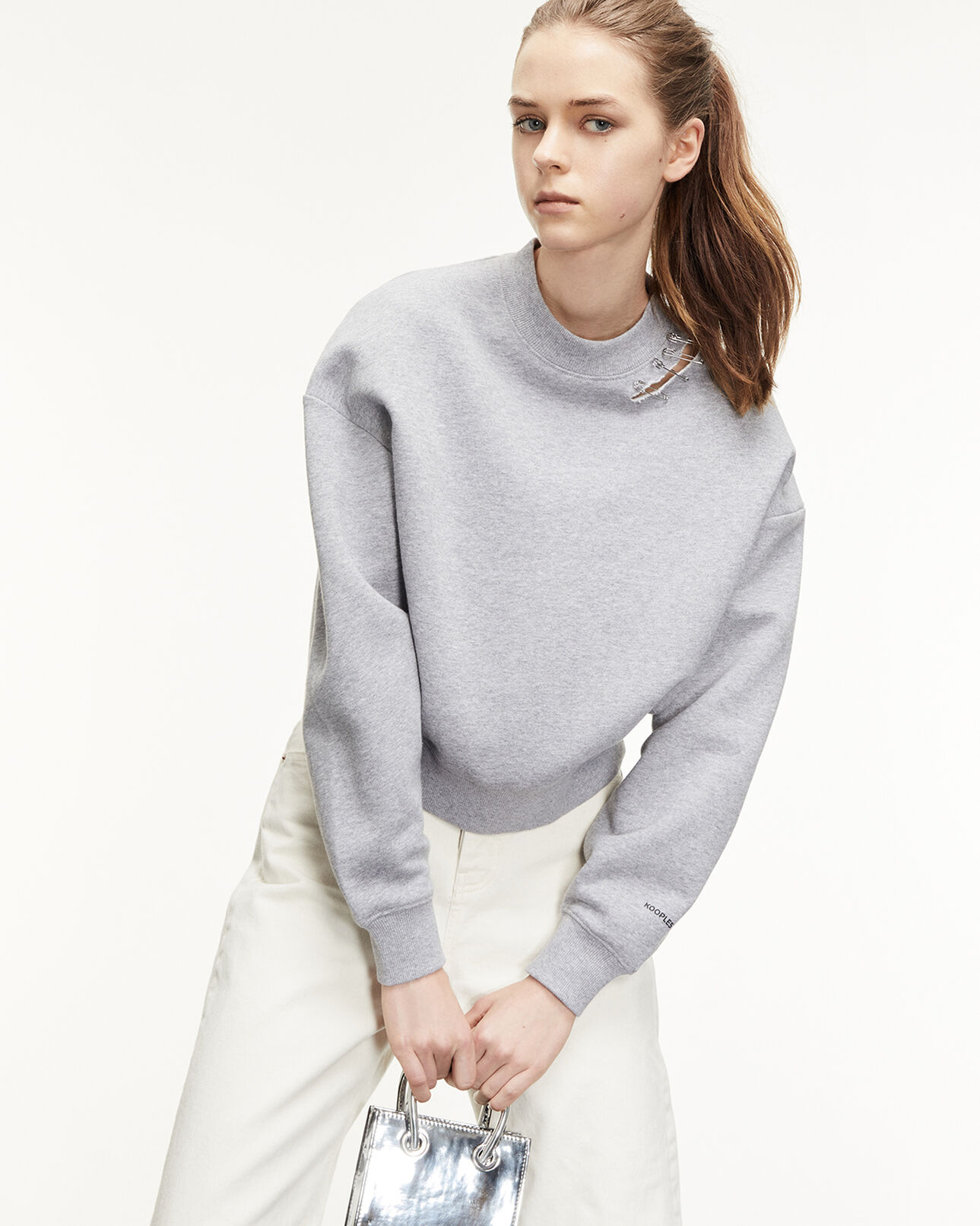 The Kooples FEMME LIGHT GREY MELANGE sweatshirt gris à détails métallisés