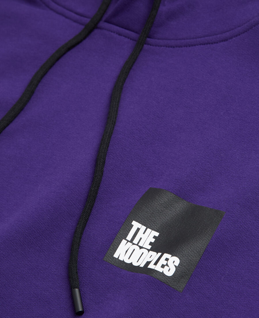 lilafarbenes sweatshirt mit logo
