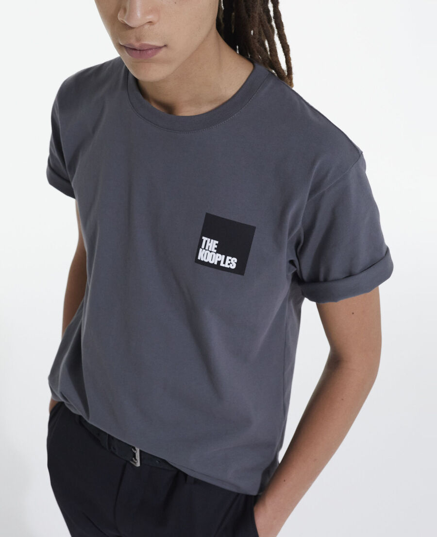 gray t-shirt