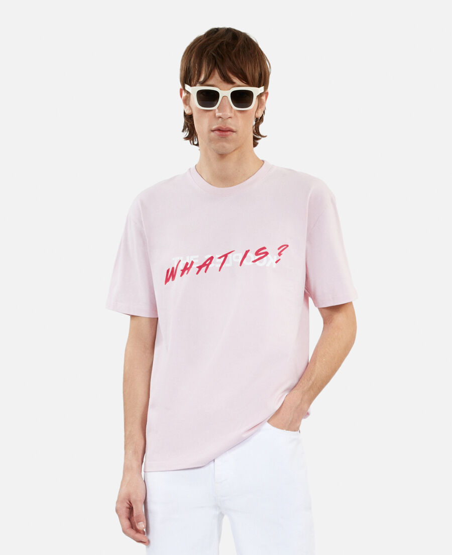 rosa t-shirt mit „what is“-schriftzug