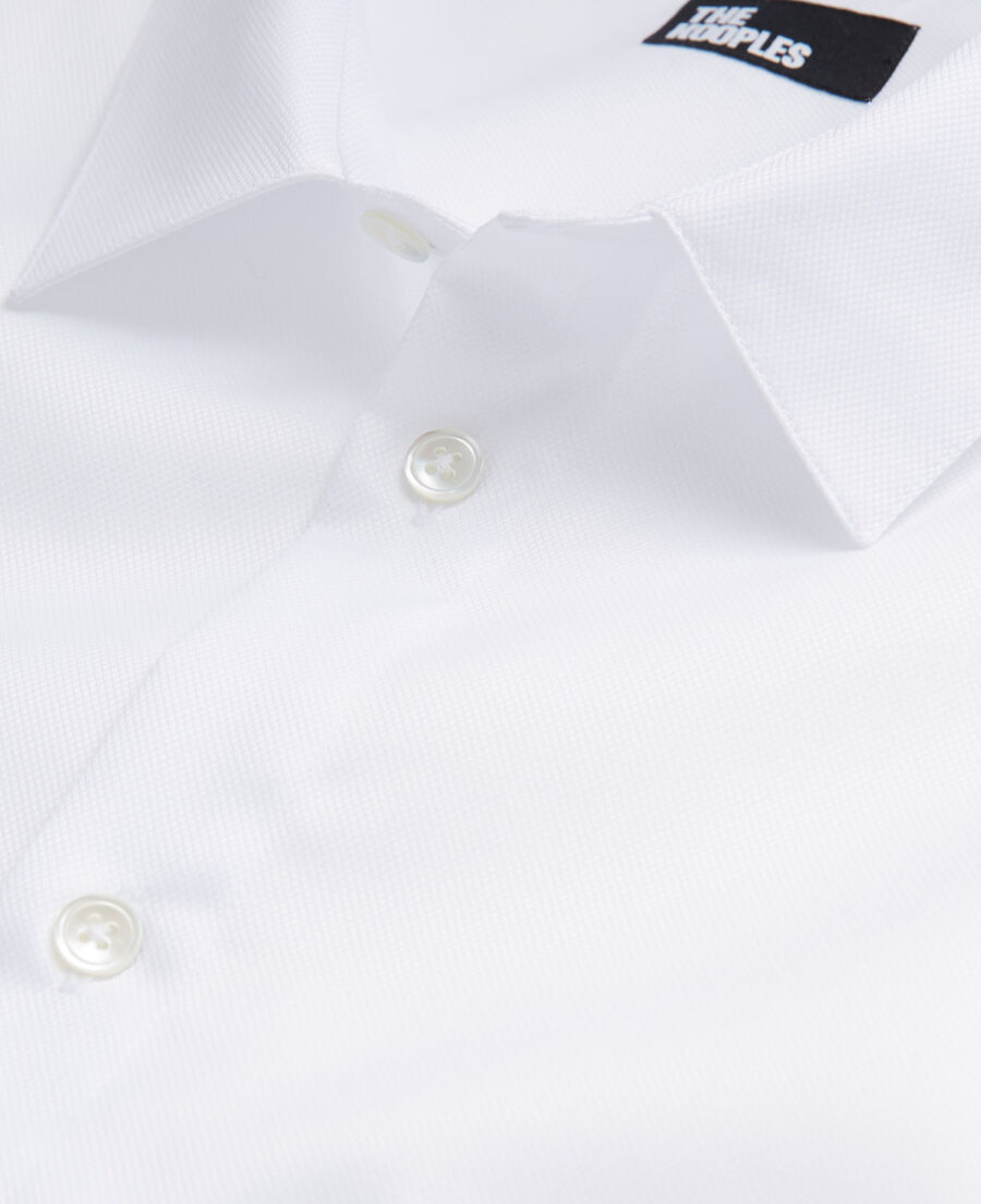 weißes hemd mit klassischer kragen