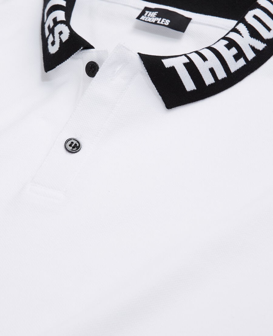 weißes poloshirt mit logo am kragen