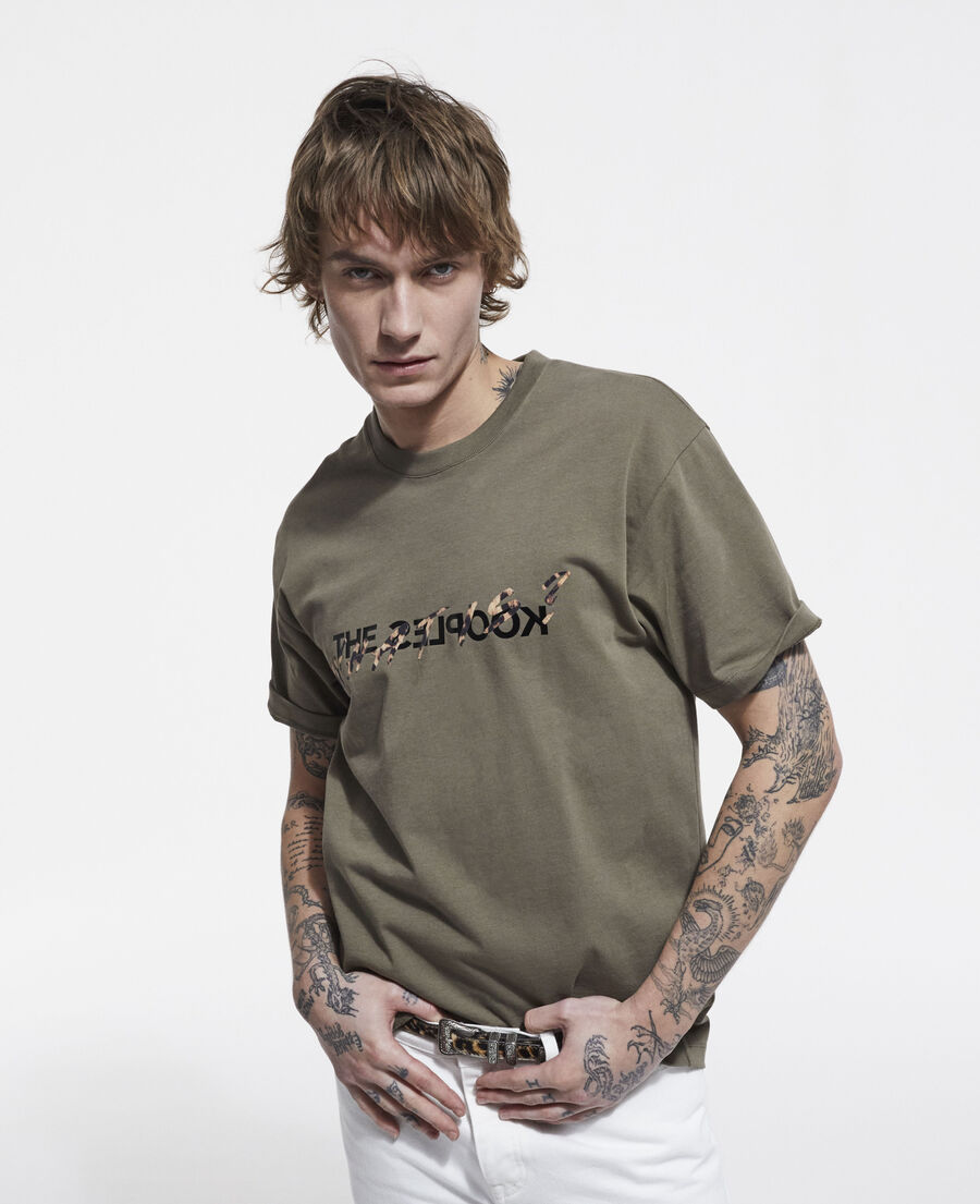 khakifarbenes t-shirt mit leopardenmuster und "what is"-schriftzug